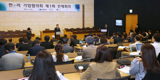 4일 오전 서울 세종대로 상의회관에서 한-러 양국 경제협력 사업을 본격적으로 추진하기 위해 대한상공회의소와 코트라가 공동으로 개최한 '한-러 기업협의회 전체회의'가 열렸다. 송영길 대통령 직속 북방경제협력위원장(단상 위)이 환영사를 하고 있다.    대한상의 제공